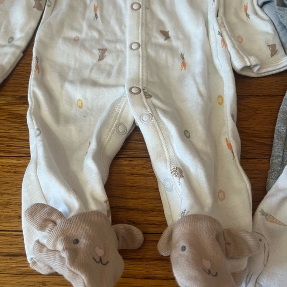 Lot of Gender Neutral Newborn Baby Clothes - Picture 5 of 6